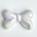 Nahaufnahme eines schillernden cremefarbenen Schleifenanhängers für DIY-Schmuck - 24X36MM / 01-Weiß