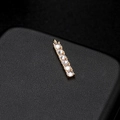 Colgante de barra dorada con seis circonitas micro-pavé sobre cuero negro - Letra I Oro 14K (H-6583)