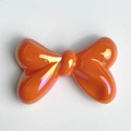 Makroaufnahme der bernsteinfarbenen Schleifenperle mit Perlmuttglanz für DIY-Handwerk - 24X36MM / 07-Orange