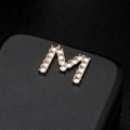 Colgante letra M bañado en oro con circonitas sobre cuero negro - Letra M Oro 14K (H-6587)