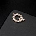 Colgante dorado en forma de letra Q con circonitas micro pavimentadas para joyería - Letra Q Oro 14K (H-6591)