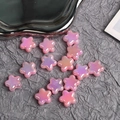 Vista ravvicinata di perline a stella viola iridescenti per gioielli fai-da-te su fondo grigio - Venduto al Pezzo Dimensione Circa 23mm Diametro del Foro Circa 3,2mm / Rosa Intenso