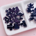 Makroansicht glänzender, lila L-förmiger und kreuzförmiger Acrylperlen für DIY-Schmuck - 12mm (2.6mm Loch) / Schwarz