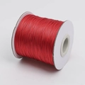 Vista macro del rollo de cordón encerado rojo de 2mm para bisutería DIY y cuentas - 1mm / Rojo