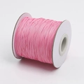 Vista macro de carrete de cordón de algodón encerado rosa para hacer joyas y artesanías - Rosa