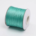 Primer plano de carrete de cordón encerado verde menta para bisutería artesanal - Cian