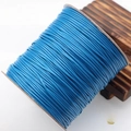 Primer plano de un rollo de cordón encerado azul de 2mm para manualidades y joyas - Azul lago
