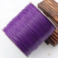 Primer plano de carrete de cordón encerado morado para bisutería y manualidades DIY - Púrpura profundo