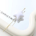 Primo piano di una perla a stella in acrilico bianco su spilla dorata per gioielli - 21x23mm / Bianco