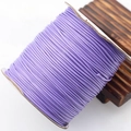 Vista macro de cordón encerado morado para joyas DIY enrollado en carrete de papel - Violeta Claro