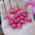 Detalle de cuentas acrílicas rosas en forma de caramelo para bisutería hecha a mano DIY - 11x17mm / Rosa rojo