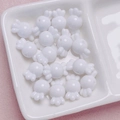 Vista macro de cuentas de acrílico blanco en forma de caramelo para bisutería hecha a mano - 11x17mm / Blanco