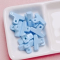 Lichtblauwe T-vormige acryl kralen in witte keramische kom voor DIY sieraden maken - Mini Clip Kraal (E85-Geschilderd) / Blauw