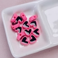 Roze en zwarte hartvormige kralen voor DIY-sieraden gepresenteerd in een witte schaal - Grootte ca. 12mm, gat ca. 2,5mm / 02-Rozerood