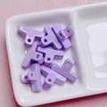 Leuke paarse acryl kralen in T-vorm voor DIY sieraden en telefoonkettingen in een schaal - Mini Clip Kraal (E85-Geschilderd) / Paars
