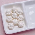 Detalle de cuentas de pata de gato en acrílico blanco crema para manualidades de joyería - Blanco Roto