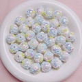 Nahaufnahme schillernder Perlen mit 3D-Blumenrelief für handgemachten DIY-Schmuck - 16mm / Weiß
