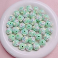 Detailansicht der minzgrünen irisierenden Perlen mit 3D weißen Schleifen und Blumen - 16mm / Grün