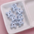 Vista macro de cuentas de calabaza azul claro de acrílico para joyería DIY y cadenas - 10x15mm / Azul claro