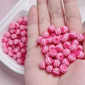 Dettaglio di perline rotonde a strisce rosa e bianche per la creazione di gioielli fai da te - Rosso Rosa Tinta Unita