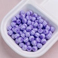 Dettaglio delle perline rotonde in resina a strisce viola e bianche per gioielli fai-da-te - Viola Solido