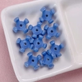 Primer plano de cuentas acrílicas azules de estrella para manualidades en bandeja blanca - 10x15mm / Azul marino