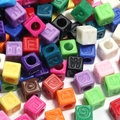 Perles carrées alphabet en acrylique coloré pour fabrication de bijoux et bracelets DIY - 12mm / Mélange Aléatoire