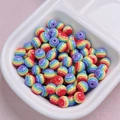 Dettaglio macro delle perline rotonde in resina a righe arcobaleno per gioielli fai da te - Colori Solidi Misti