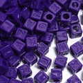 Detailopname van paarse vierkante letterkralen voor het maken van DIY-sieraden - 12mm / Donkerpaars