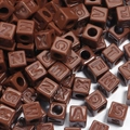 Macro-detail van bruine acryl vierkante alfabet kralen met gegraveerde hoofdletters - 12mm / Koffie