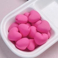 Makroaufnahme von matten rosa Acryl-Herzperlen mit glatter Oberfläche für DIY-Basteleien - 21mm / Fuchsia