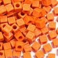 Macro-opname van feloranje vierkante acryl letterkralen voor het maken van DIY-sieraden - 12mm / Oranje