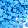Détail macro de perles de lettres carrées bleu ciel pour bijoux DIY et bracelets créatifs - 12mm / Bleu Clair
