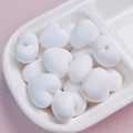 Makroaufnahme weißer matter Herzperlen aus Acryl mit Mittelloch für DIY-Schmuckherstellung - 21mm / Weiß
