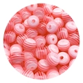 Primo piano di perle rotonde in acrilico a righe rosa e bianche per gioielli fai-da-te - Rosa Chiaro