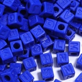 Gros plan de perles carrées en acrylique bleu marine avec lettres pour bijoux DIY - 12mm / Bleu Royal