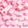 Vue macro de perles cubes en acrylique rose avec lettres gravées pour bijoux DIY - 12mm / 14-Rose