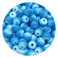 Vista macro di perline acriliche a strisce blu e bianche con fori per gioielli fai-da-te - Blu Trasparente
