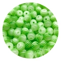Vista macro di perline rotonde in acrilico a strisce verdi e bianche per gioielli fai da te - Verde Chiaro