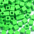 Détail macro de perles carrées vertes en acrylique avec lettres gravées pour bijoux DIY - 12mm / Vert 10