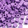 Vue rapprochée de perles alphabétiques carrées violettes en acrylique pour bijoux DIY - 12mm / Violet