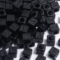 Vue macro de perles lettres carrées noires en acrylique pour bijoux DIY et bracelets - 12mm / Noir