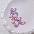 Close-up van schattige roze en paarse ijsje acryl kralen voor DIY knutselen in een schaal - Per stuk verkocht (20x12mm) / Lichtroze