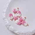 Detail van zeven roze ijsje hars kralen met hagelslag voor DIY telefoonketting maken - Per stuk verkocht (20x12mm) / Broken Wit