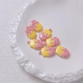 Close-up van gele en roze ijsvormige acrylkralen voor DIY-sieraden en knutselwerkjes - Per stuk verkocht (20x12mm) / Geel