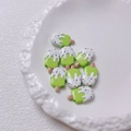 Detail van groene acryl ijsjes kralen met kleurrijke hagelslag voor DIY knutselwerkjes - Per stuk verkocht (20x12mm) / Groen