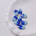 Macro-opname van blauwe acryl ijslolly kralen met gekleurde hagelslag voor DIY sieraden - Per stuk verkocht (20x12mm) / Saffierblauw