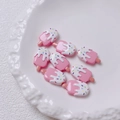 Macro-detail van 8 schattige roze hars ijskralen met kleurrijke hagelslag voor DIY sieraden - Per stuk verkocht (20x12mm) / Roze