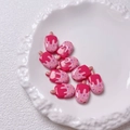 Macrobeeld van negen schattige cartoon ijs-hars kralen voor DIY sieraden en telefoonkettingen - Per stuk verkocht (20x12mm) / Dieproze