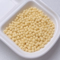 Makroansicht von 4mm matten cremefarbenen Gummisicken für DIY-Schmuck in weißer Box - Größe 4 (5g/ca. 165 Stk.) / Hellgelb (01)